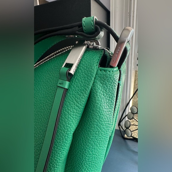 CALVIN KLEIN Beautiful Kelly Green shoulder bag 💚 - Picture 2 of 8